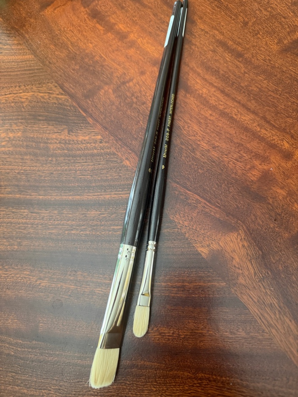itrecht 209 F and B finest interloked brush size 10 and 4 set